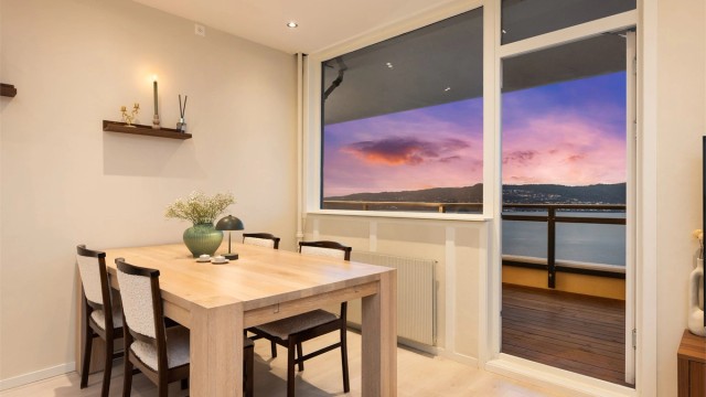 Nydelig utsikt fra stuen og middagsbordet.