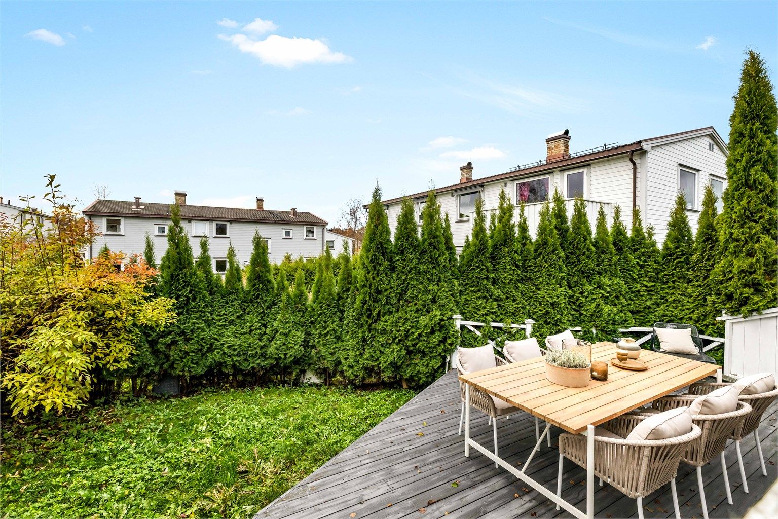 Her får du god, og deilig uteplass med veranda, terrasse og hageflekk. 