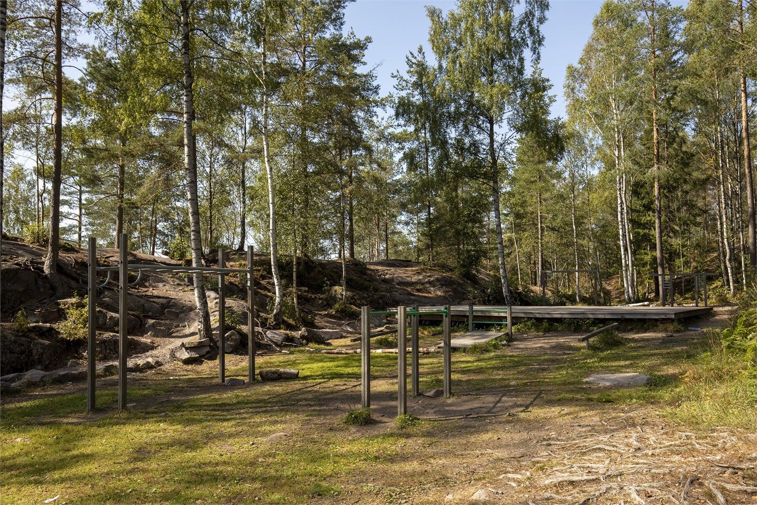 Fra boligen er det kort vei til Langsettløkka med Tuftepark, og rikelig med turstier og skiløyper innover marka.