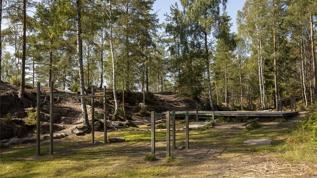 Fra boligen er det kort vei til Langsettløkka med Tuftepark, og rikelig med turstier og skiløyper innover marka.