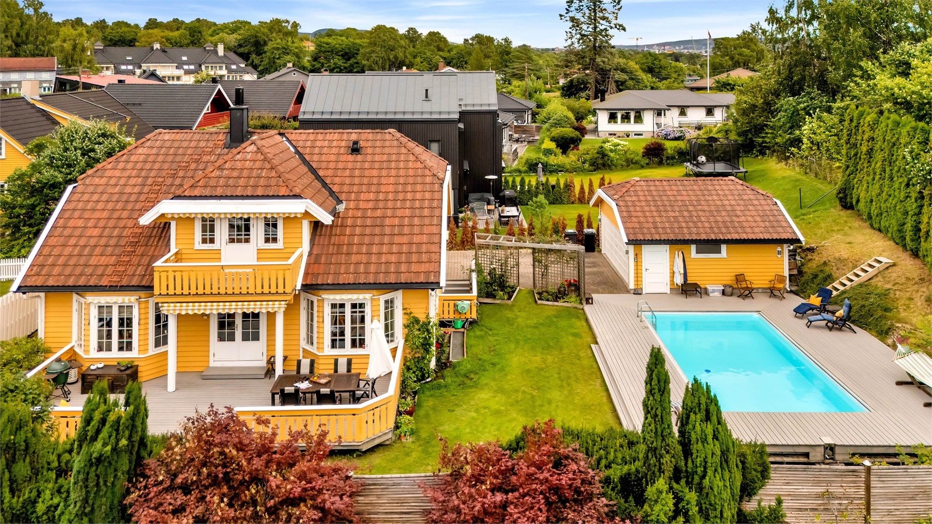 En velholdt familiebolig i et attraktivt og barnevennlig nabolag. Boligen har en skjermet beliggenhet innerst i blindgate. 