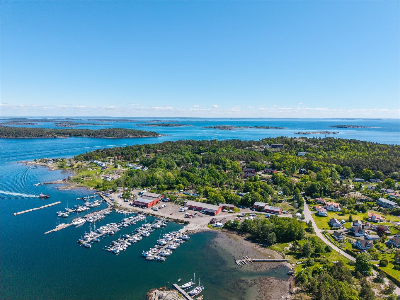 Tomten er på ca. 2,1 mål og har en kupert og spennende utforming, dels skrånende og bratt, bestående av fjell, krattskog og flotte furutrær.