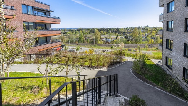 Eiendommen ligger i et attraktivt og meget sentralt boligområde like ved Asker sentrum. Området har nærhet til god offentlig kommunikasjon via buss og tog, samt et rikt utvalg av servicetilbud. Skoler og barnehager ligger også i nærheten.