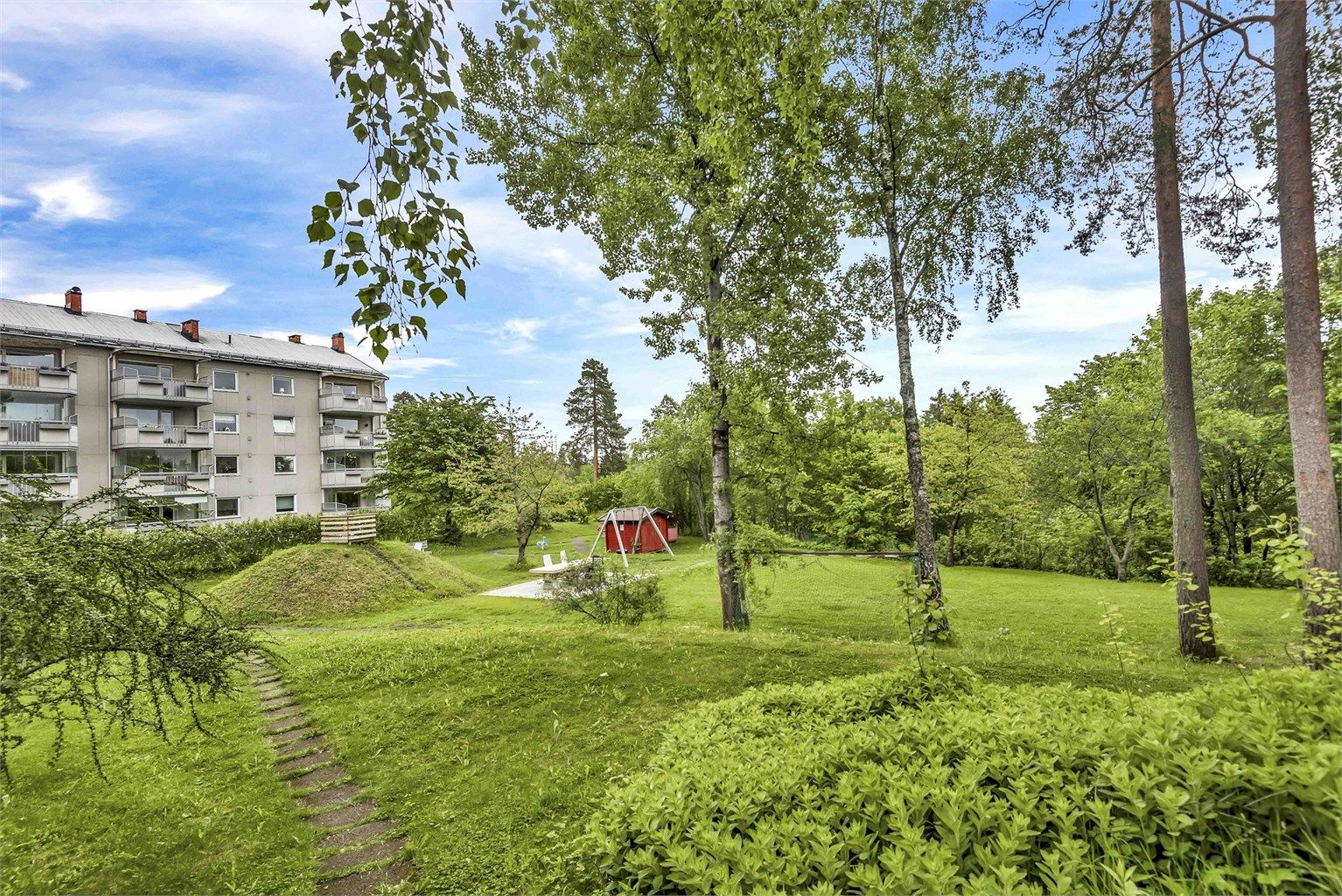 Flotte grønne fellesområder for beboerne med lekeplass til de små
