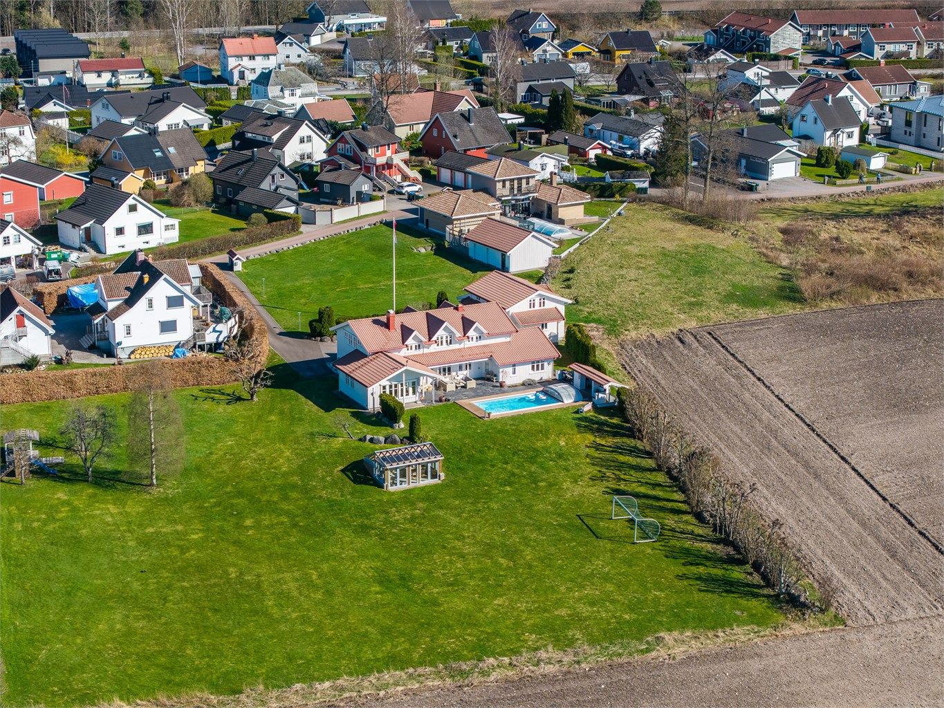 Eiendommen ligger fritt og usjenert til.