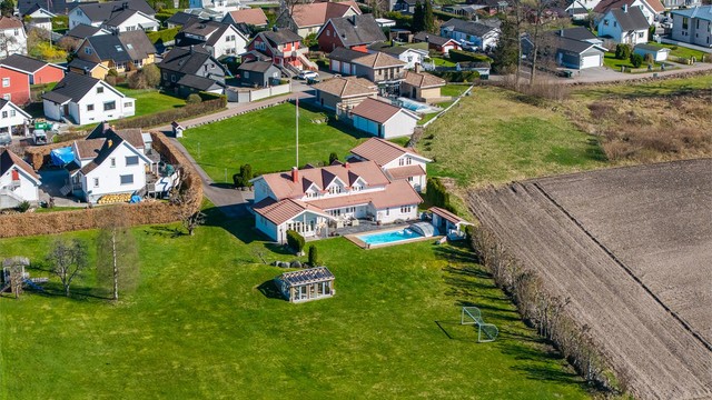 Eiendommen ligger fritt og usjenert til.