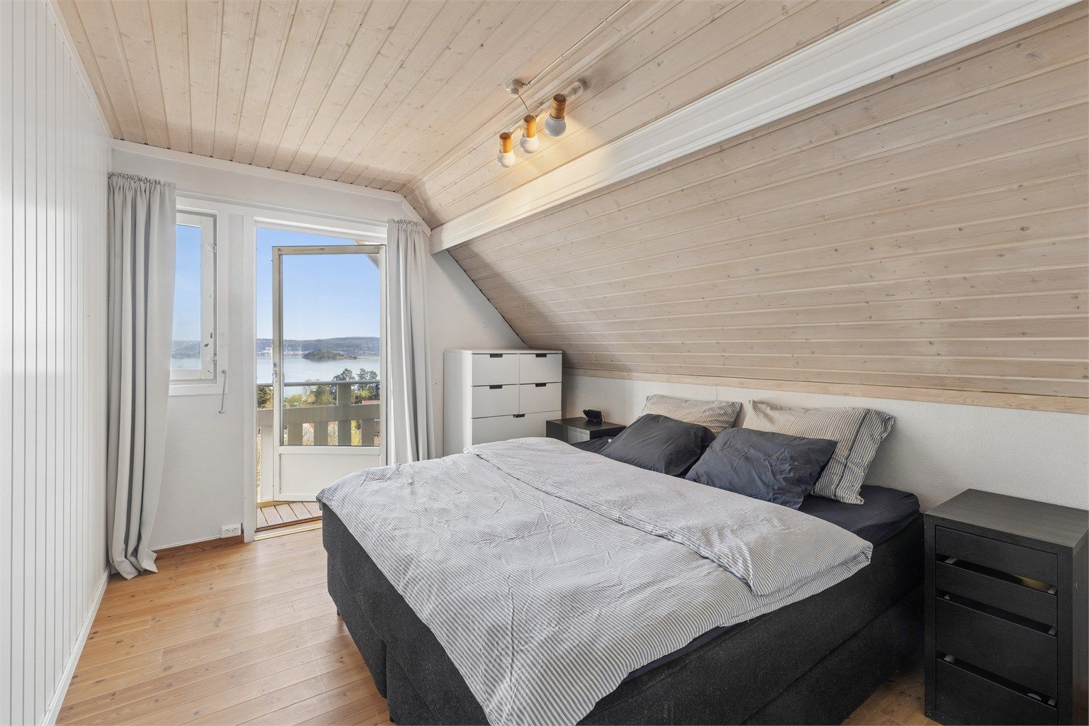 Hovedsoverommet har god plass til en stor dobbeltseng med tilhørende nattbord. Herfra er det utgang til en usjenert, nordøstvendt veranda på ca. 6 kvm med vakker sjøutsikt