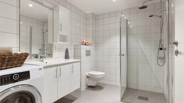 Flislagt bad med plass til vaskemaskin og tørketrommel om ønskelig