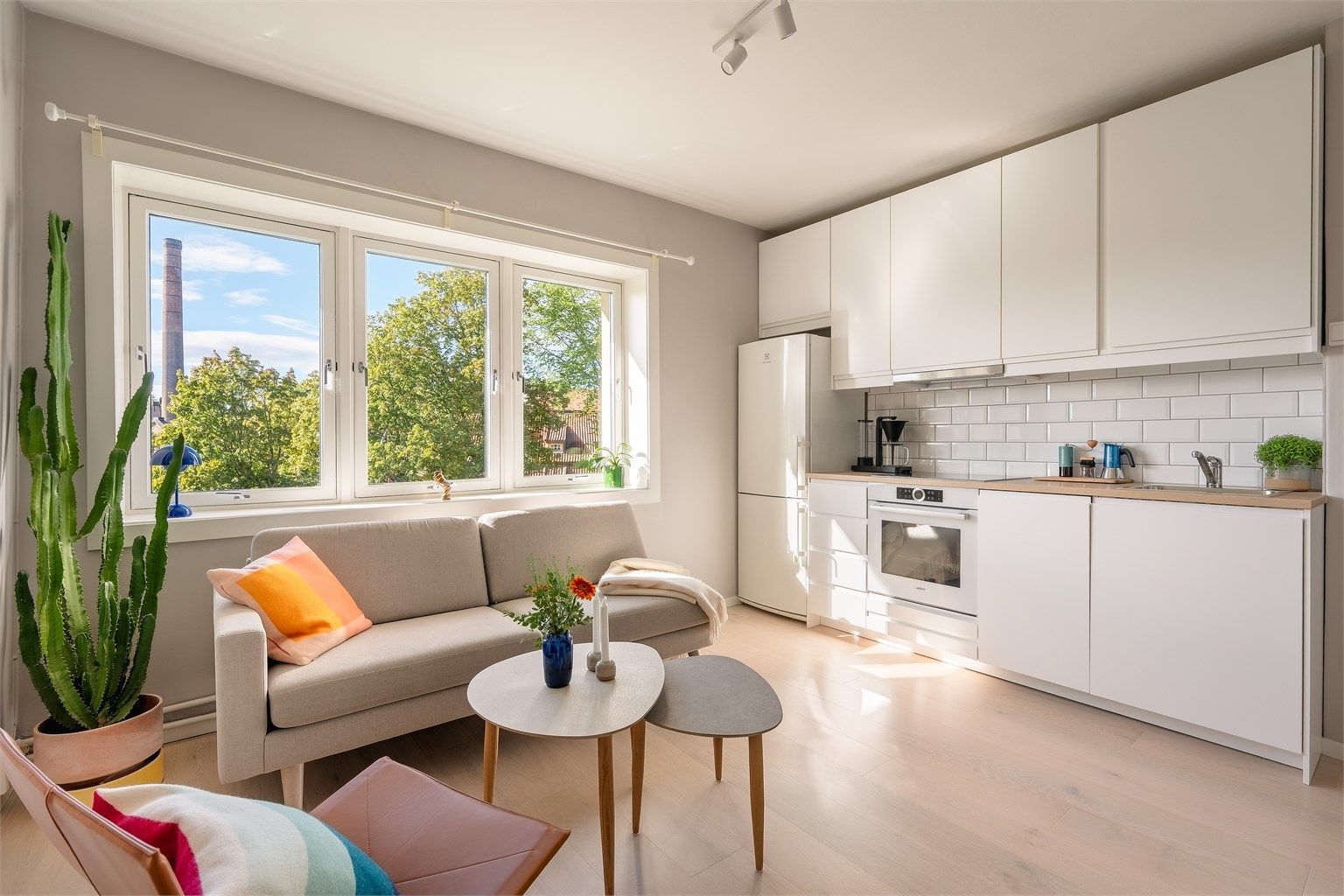 Sindre Nyhus v/ Krogsveen Løren presenterer denne sjarmerende 2-roms leiligheten på første rekke langs Akerselva!