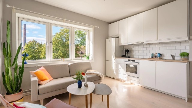 Sindre Nyhus v/ Krogsveen Løren presenterer denne sjarmerende 2-roms leiligheten på første rekke langs Akerselva!