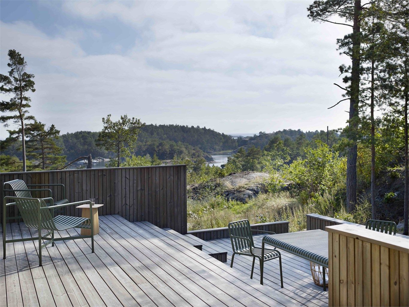 Solrikt uteområde med flott og usjenert utsikt mot Lyngør og Skagerrak