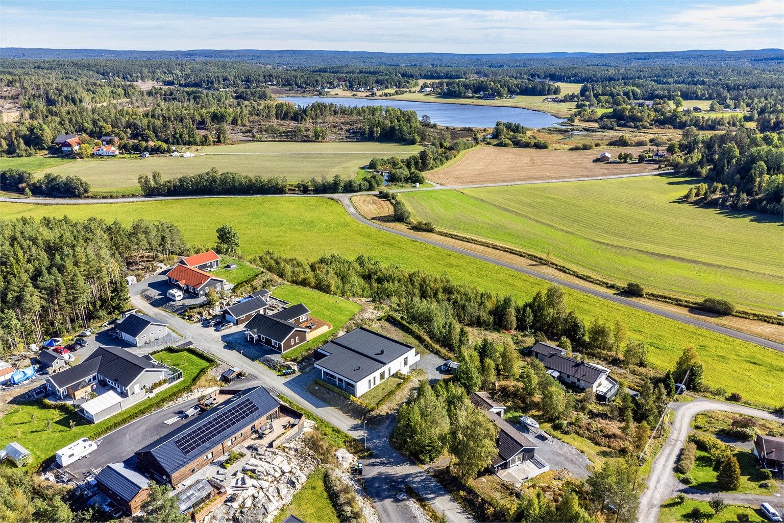 Mellom Syverødåsen og E6 ved Moss tar det knappe 20 minutter med bil.