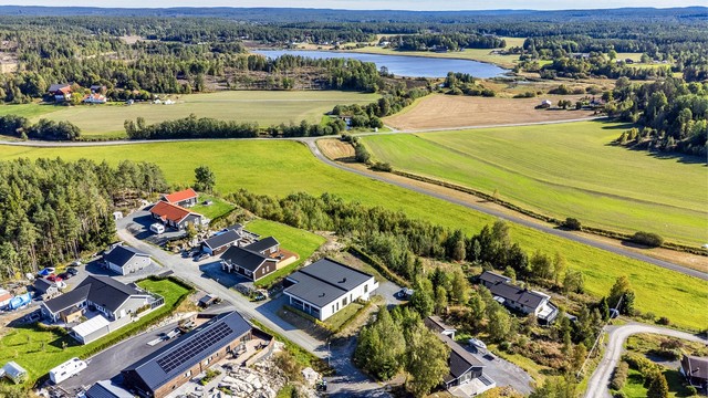 Mellom Syverødåsen og E6 ved Moss tar det knappe 20 minutter med bil.