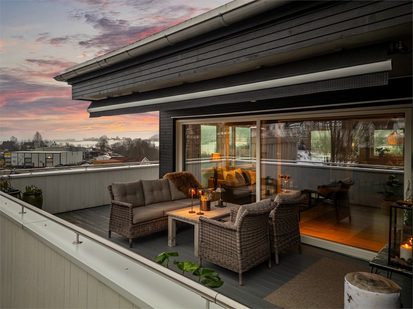 Terrasse på tre sider - solrikt og med flott utsikt. Foto: Emotional Landscape Production Ole Thoresen