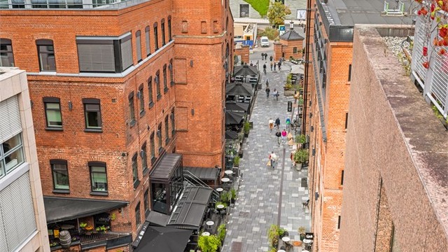 Sjarmerende handlegate med teglsteinsarkitektur og serveringssteder.