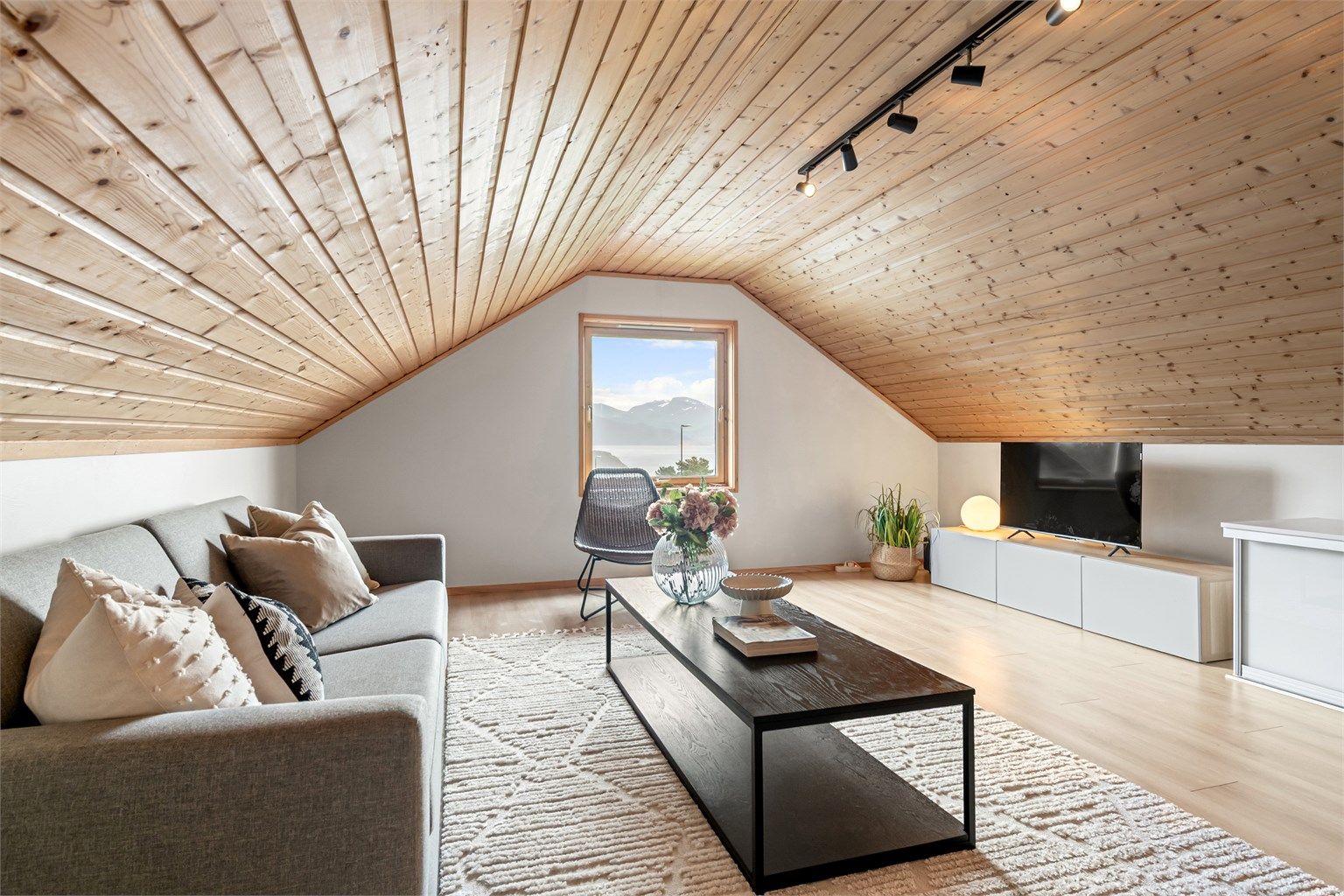 Loftstuen er et allsidig rom med flere bruksmuligheter og flott utsikt.