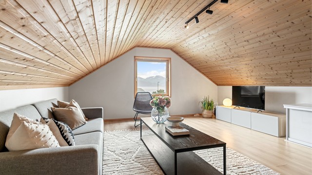 Loftstuen er et allsidig rom med flere bruksmuligheter og flott utsikt.