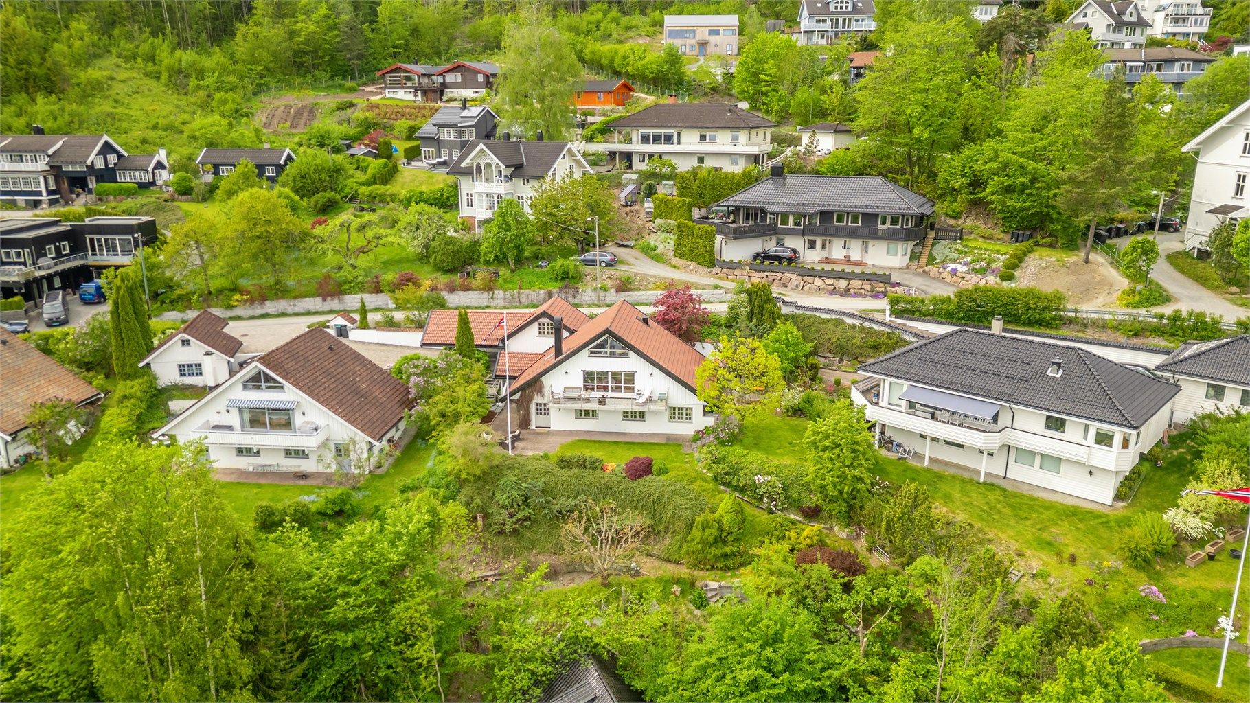 Boligen ligger i et barnevennlig, veletablert og rolig villaområde med marka som nærmeste nabo. Her har du gangavstand til toget med avganger i retning Asker og Oslo.