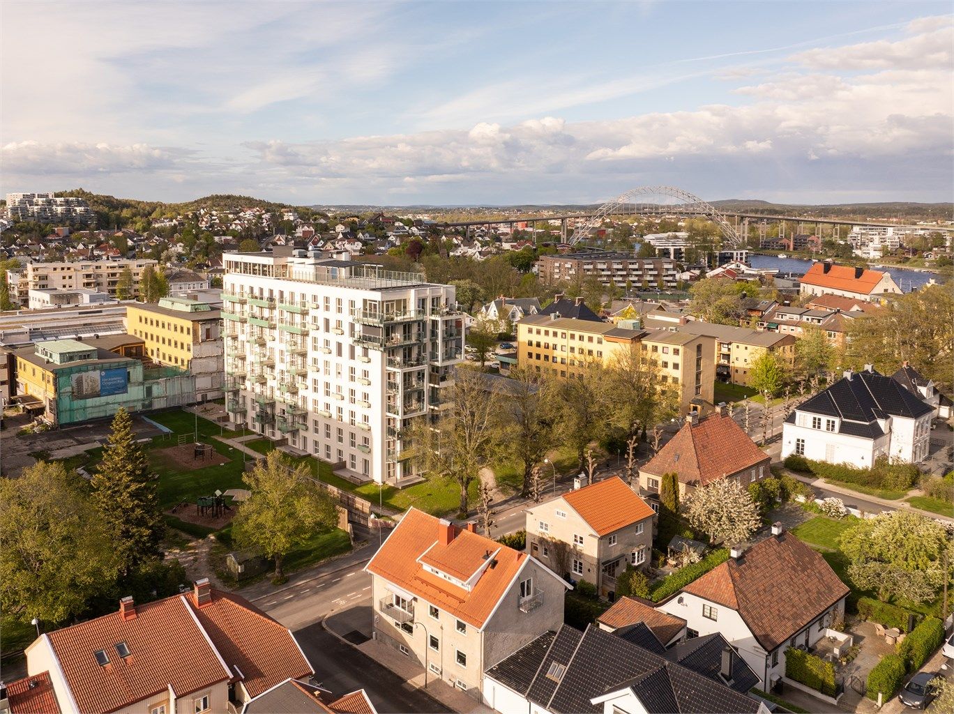 Leiligheten inngår i sørsiden av Bygg A i Cicignon Park, med utsyn til den majestetiske lindealleen langs Ferjestedsveien.