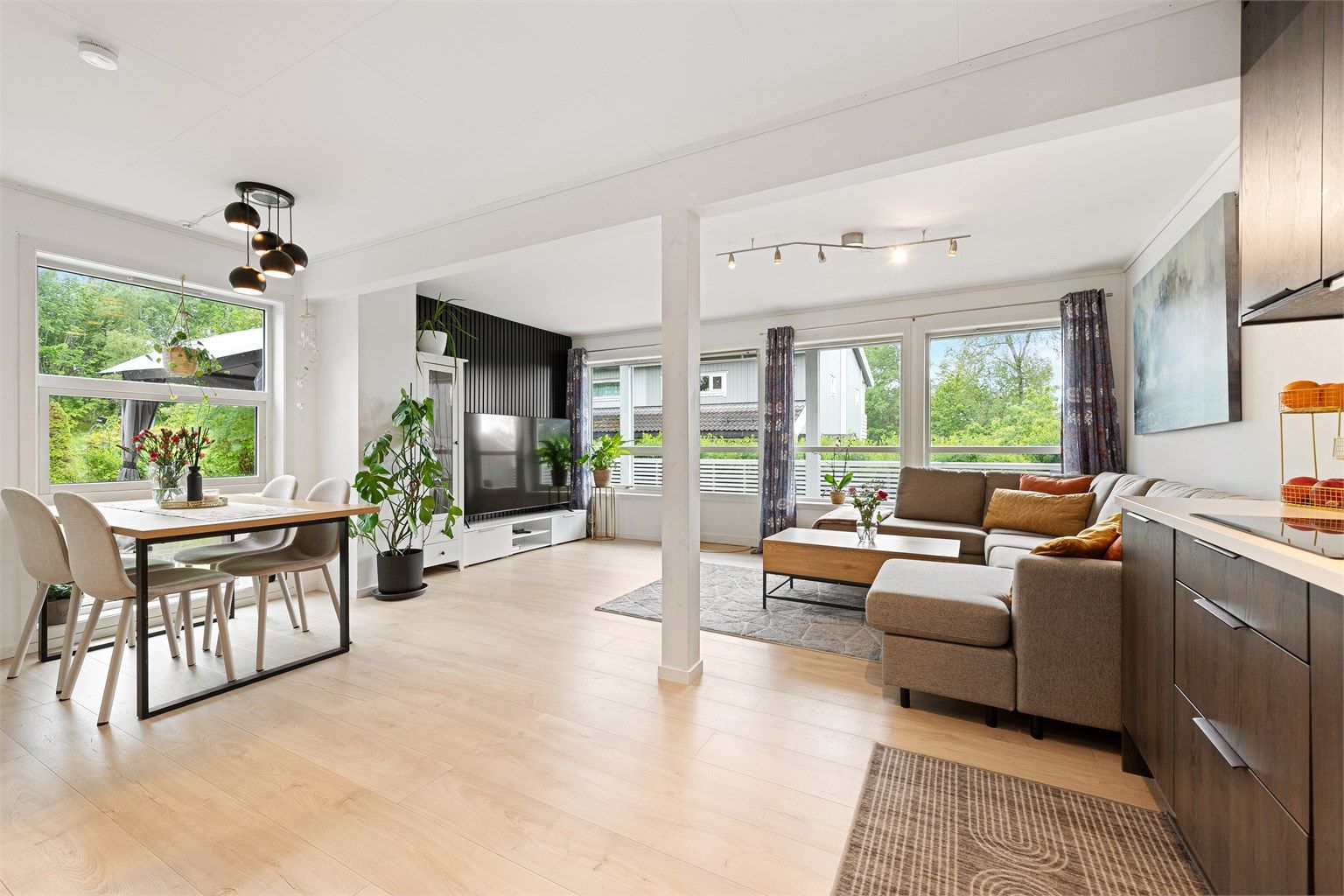 Stue og kjøkken i åpen løsning 