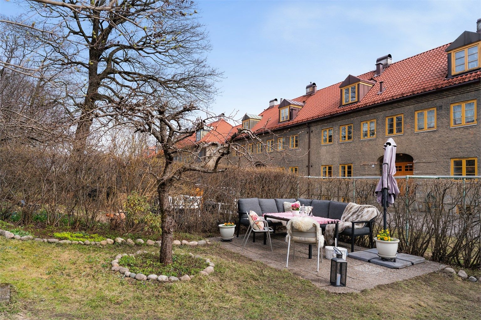 Den private hageparsellen ligger usjenert til og er en forlengelse av boligen på varme dager.