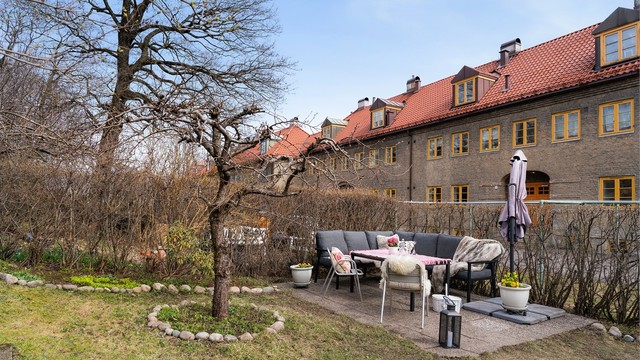 Den private hageparsellen ligger usjenert til og er en forlengelse av boligen på varme dager.