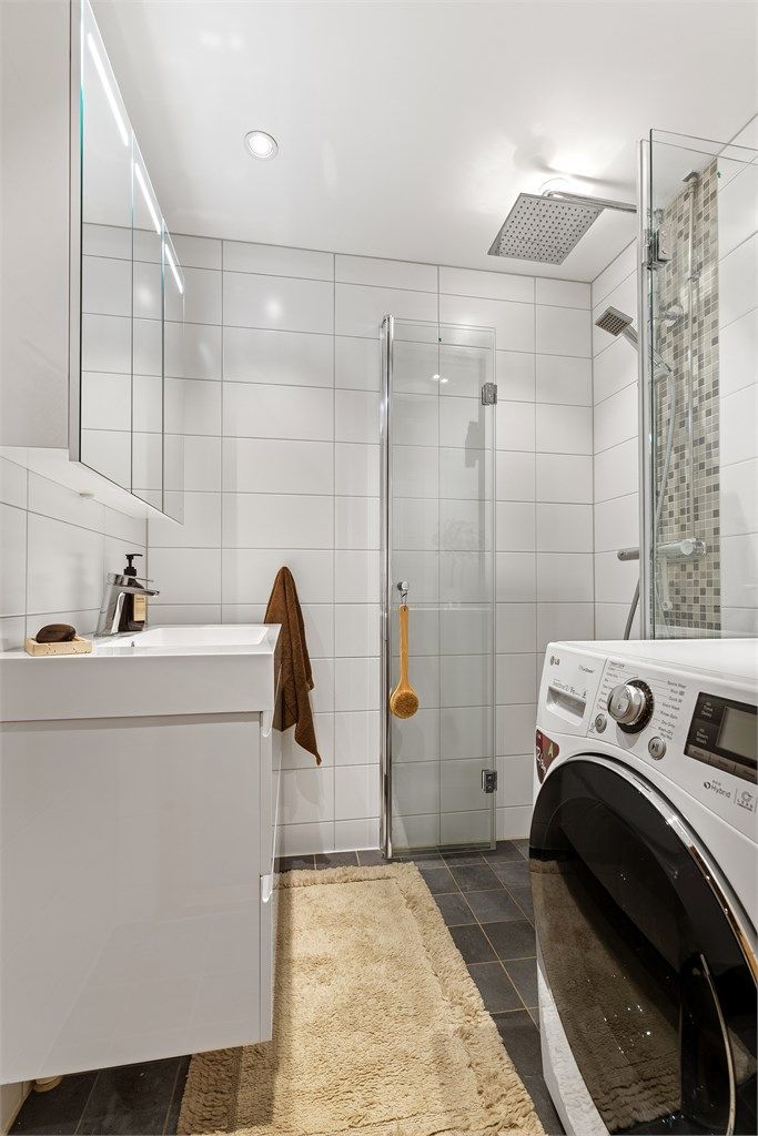 Badet er fra 2017 og er flislagt gulv med gulvvarme og flislagte vegger.