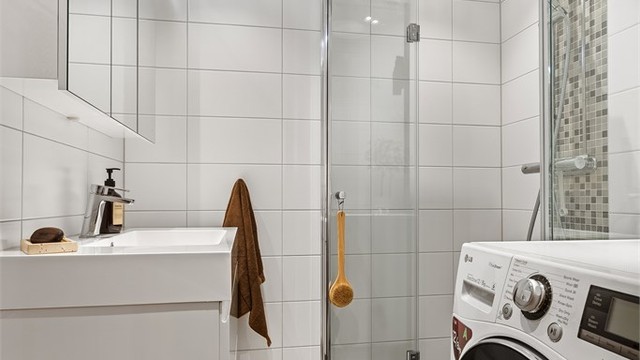 Badet er fra 2017 og er flislagt gulv med gulvvarme og flislagte vegger.