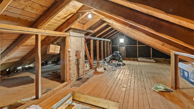 Kaldtloft med gulvareal på 61 kvm (pga. skråtak er kun 14 kvm målbare)