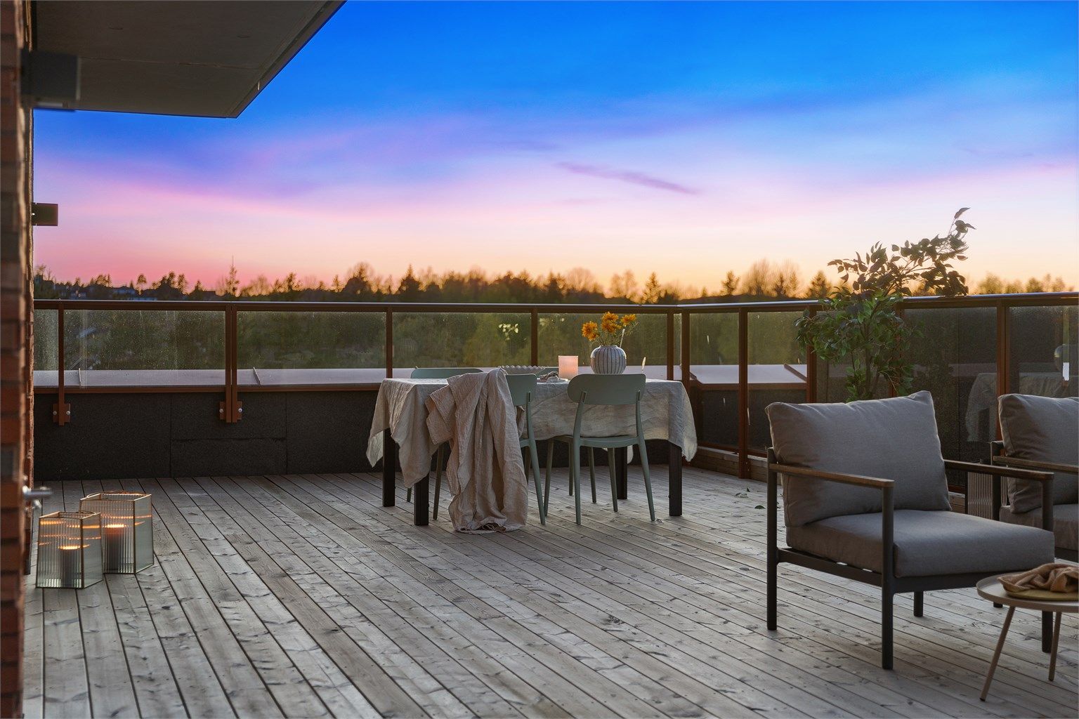 Leiligheten i Idrettsgata 34 har en nydelig takterrasse, med romslig plass til flere møbelgrupper. 