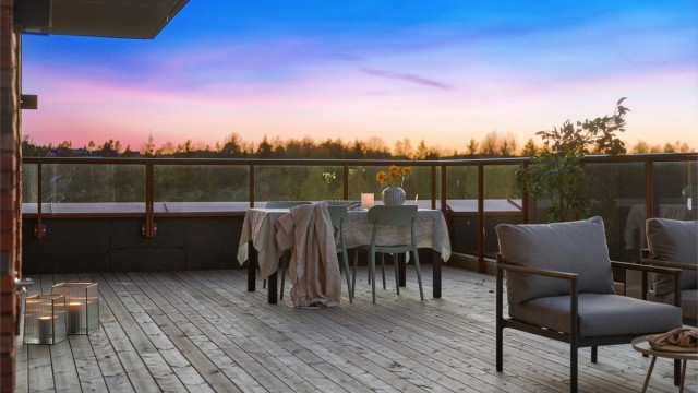 Leiligheten i Idrettsgata 34 har en nydelig takterrasse, med romslig plass til flere møbelgrupper.