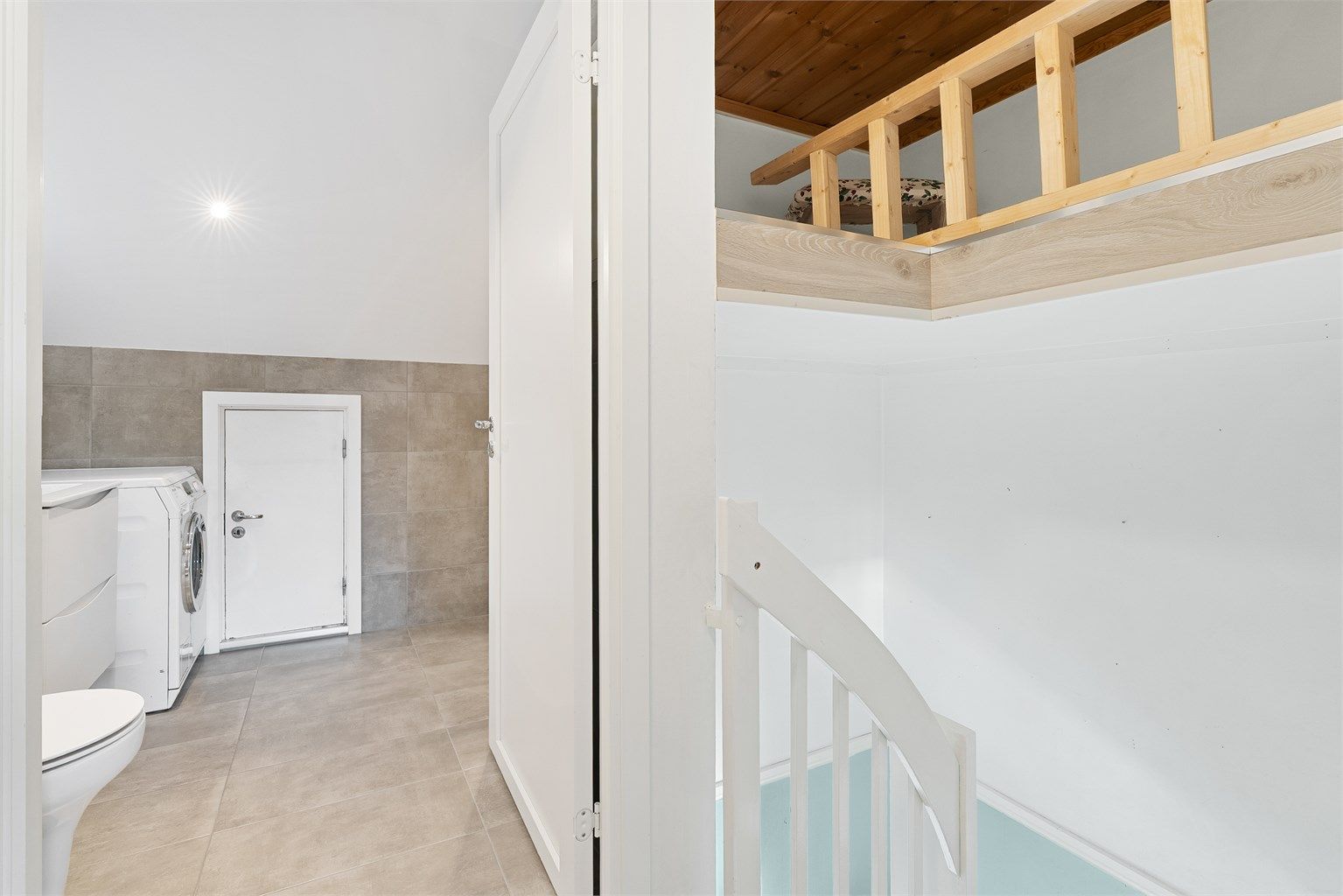 Over trappeoppgangen er det innstallert hems med god plass til oppbevaring