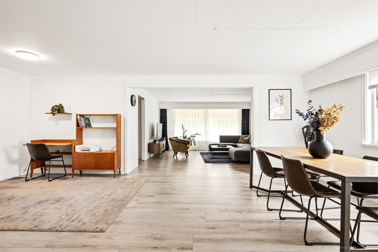 Lys og romslig stue og spisestue i 1. etasje med laminatgulv.