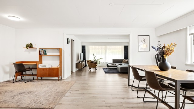 Lys og romslig stue og spisestue i 1. etasje med laminatgulv.