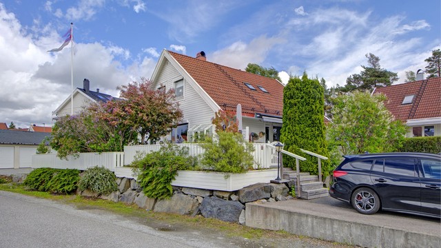 Flott beliggende bolig skjermet for innsyn med beplantinger og gjerde
