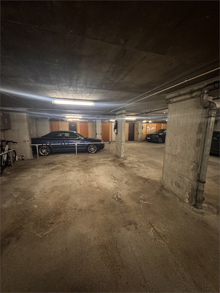 Fast plass i parkeringskjeller. Det er også en sportsbod tilhørende leiligheten (bilde fra selger)