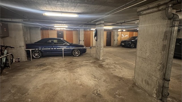 Fast plass i parkeringskjeller. Det er også en sportsbod tilhørende leiligheten (bilde fra selger)