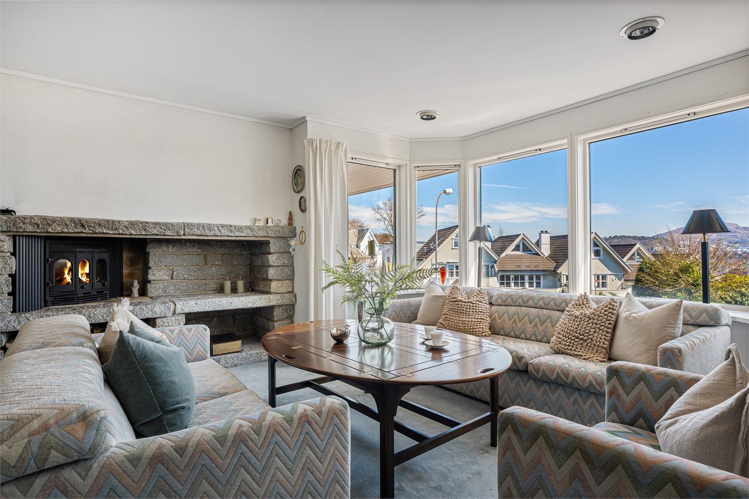 Stuen er av meget god størrelse og har peis, teppe på gulv. Det er store og flere vindusflater, som gir rikelig med lysinnslipp og lar deg nyte utsikt. 