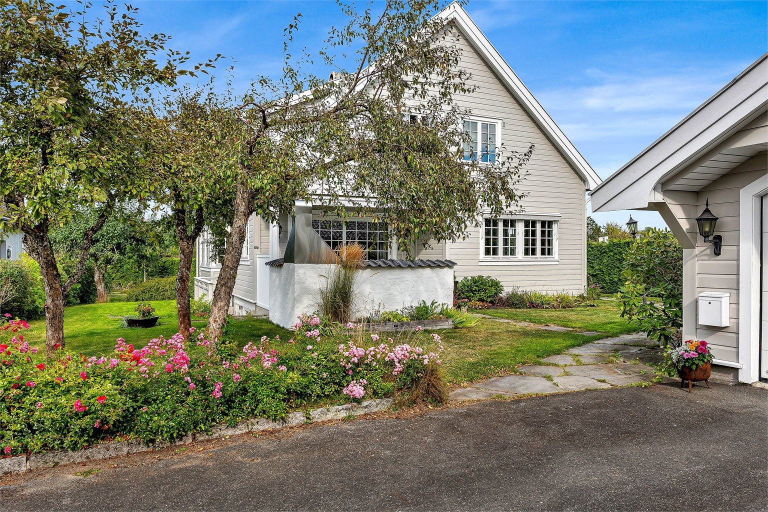 En innholdsrik enebolig over tre plan med tilhørende dobbelgarasje