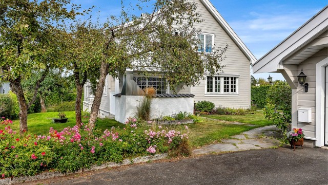 En innholdsrik enebolig over tre plan med tilhørende dobbelgarasje