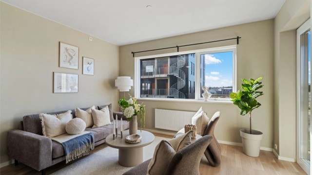 Stuen har god plass til sofagruppe. Oppvarming skjer via radiatorer med vannbåren varme.