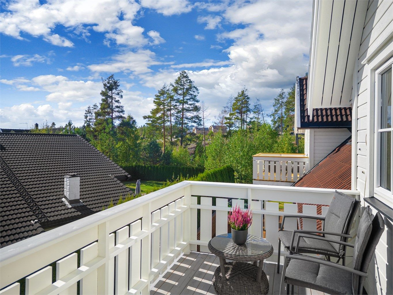 Det ble skiftet gulv på balkongen og noen av bordene på rekkverket