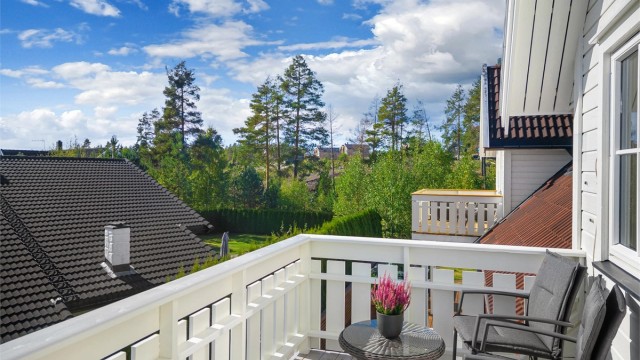 Det ble skiftet gulv på balkongen og noen av bordene på rekkverket