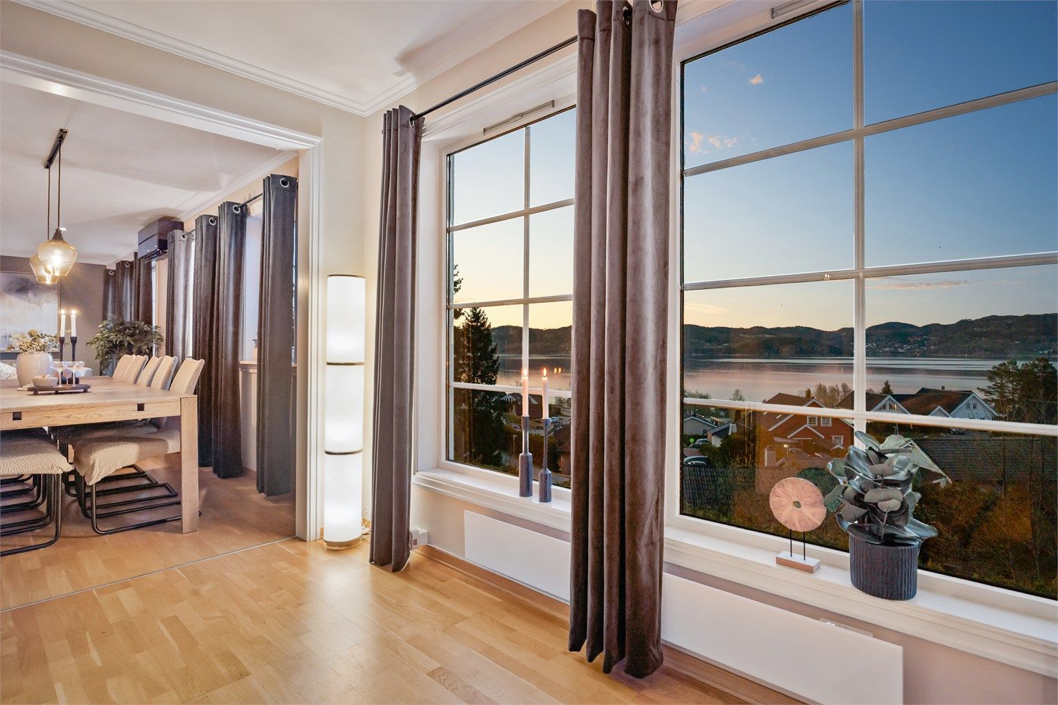 Utsikten over fjorden er en del av interiøret, både dag og kveld.