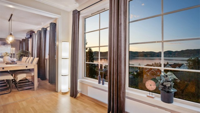 Utsikten over fjorden er en del av interiøret, både dag og kveld.