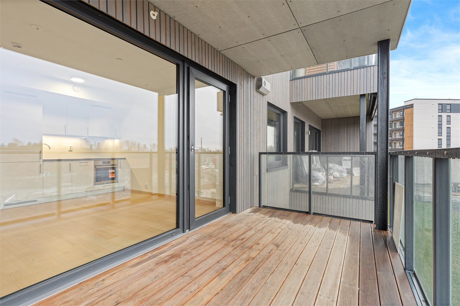 Fra stuen er det utgang til en romslig, vestvendt balkong på 9 m².  (Foto v/Digit Media)