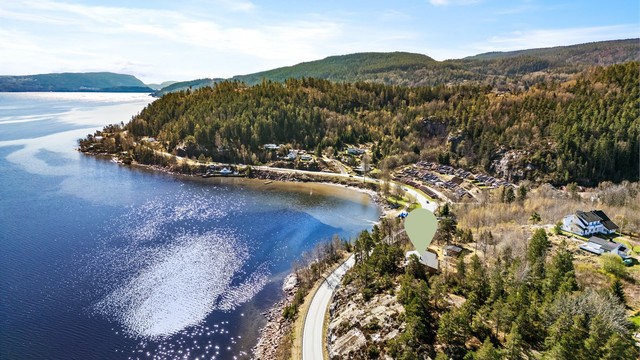 Eiendommen strekker seg over en stor naturtomt på mer enn 6,8 mål, som gir en usjenert og privat atmosfære.
Foto: Haiman Askari