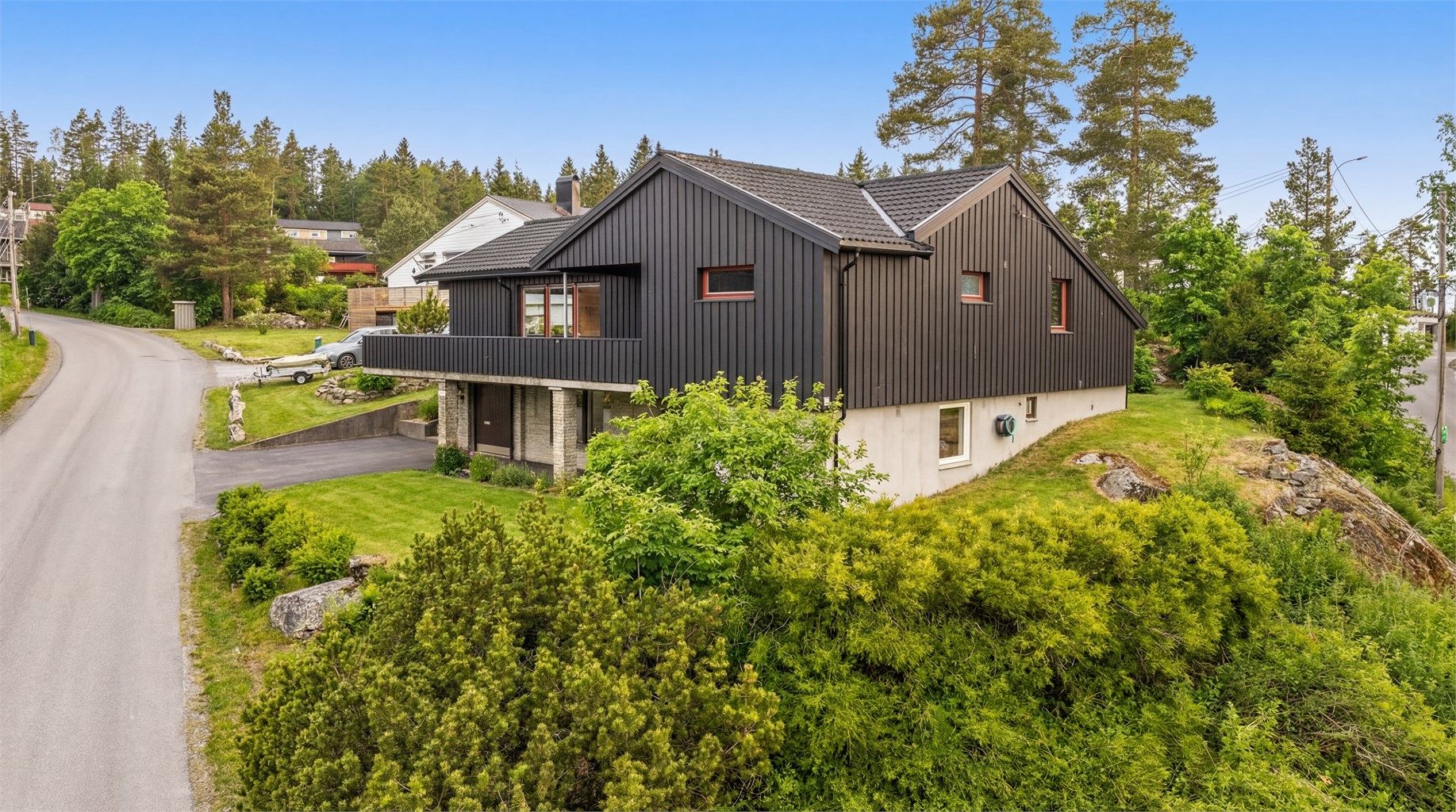 Huset har en flott plassering på tomten med gode sol- og utsiktsforhold.