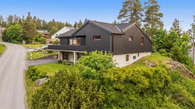 Huset har en flott plassering på tomten med gode sol- og utsiktsforhold.