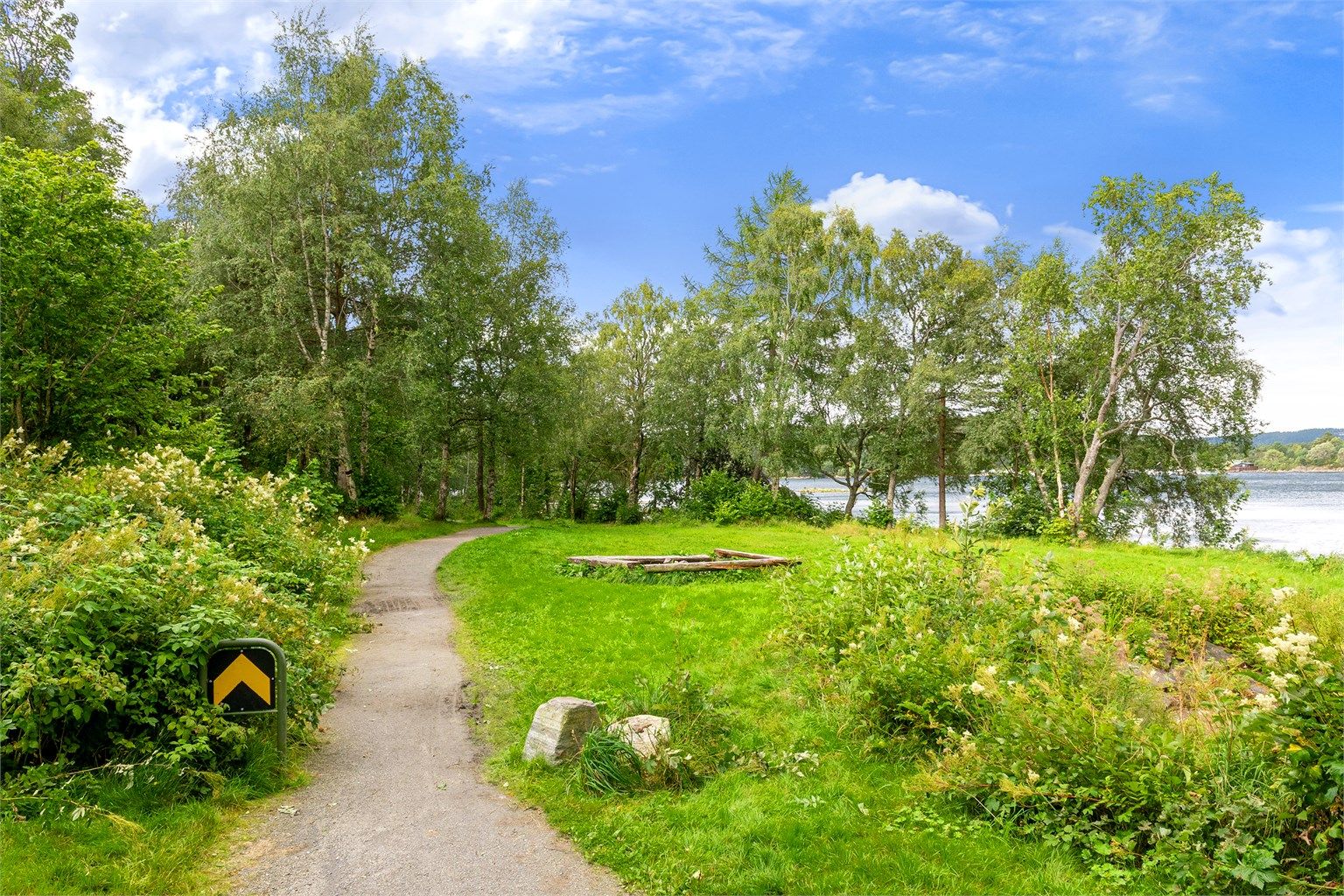 Flotte turstier langs sjøen, perfekt for turer og jogging.